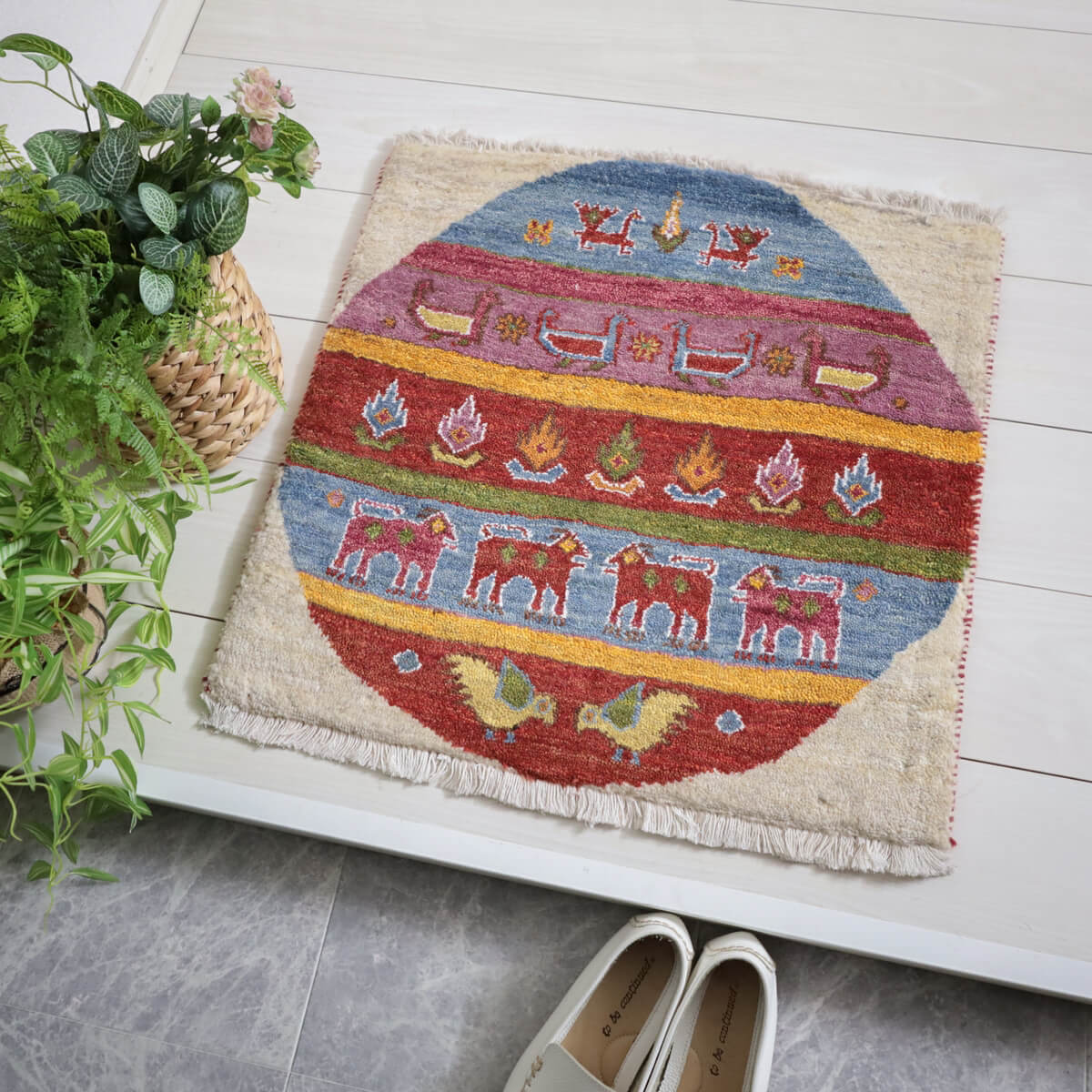 樂天商城 - ギャッベ イラン製 リビングサイズ 58×61cm 手織り 天然 ウール100% 長方形 草木染 おしゃれ かわいい モダン ナチュラル 北欧 ラグ 絨毯 マット ラグマット ギャベ 床暖房対応 ホットカーペット対応 （HP-11937）