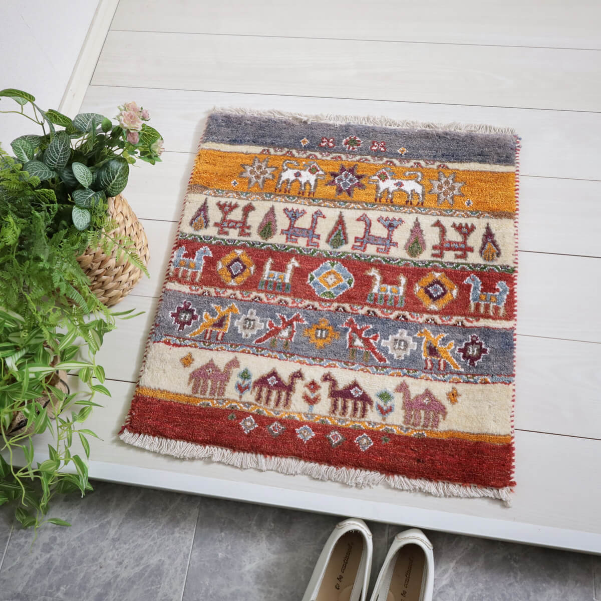 樂天商城 - ギャッベ イラン製 リビングサイズ 63×60cm 手織り 天然 ウール100% 長方形 草木染 おしゃれ かわいい モダン ナチュラル 北欧 ラグ 絨毯 マット ラグマット ギャベ 床暖房対応 ホットカーペット対応 （HP-11943）