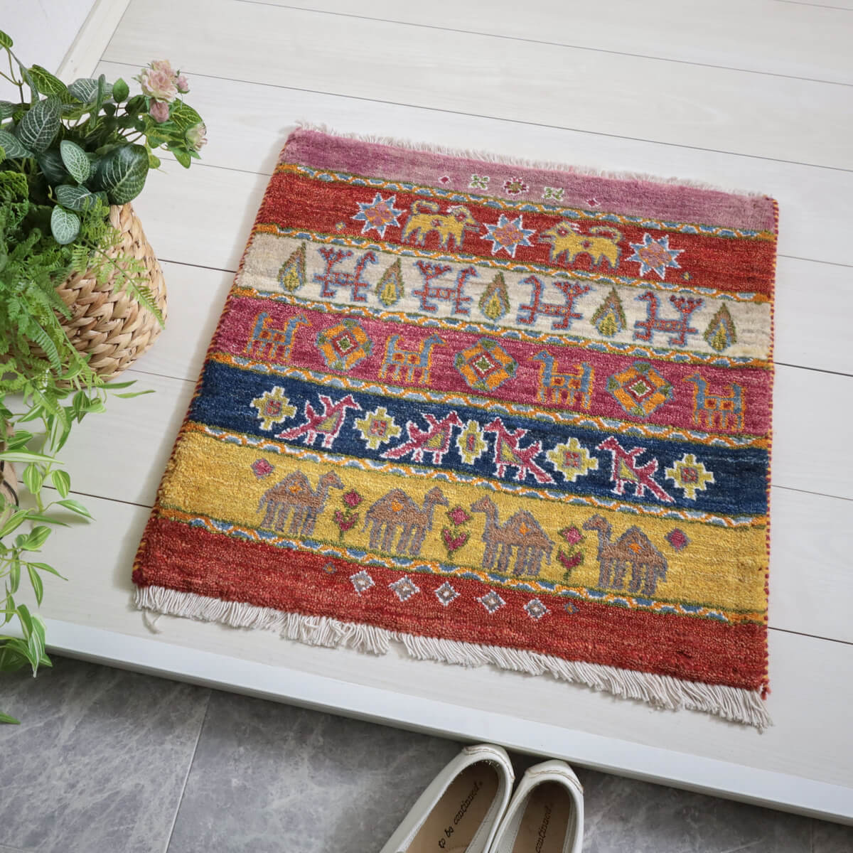 樂天商城 - ギャッベ イラン製 リビングサイズ 60×63cm 手織り 天然 ウール100% 長方形 草木染 おしゃれ かわいい モダン ナチュラル 北欧 ラグ 絨毯 マット ラグマット ギャベ 床暖房対応 ホットカーペット対応 （HP-11956）