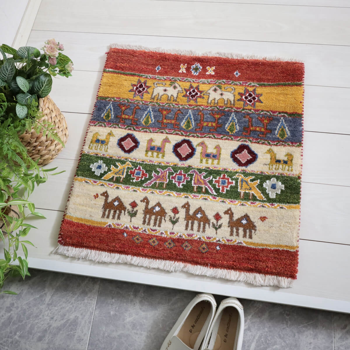 Rakuten - ギャッベ イラン製 リビングサイズ 63×61cm 手織り 天然 ウール100% 長方形 草木染 おしゃれ かわいい モダン ナチュラル 北欧 ラグ 絨毯 マット ラグマット ギャベ 床暖房対応 ホットカーペット対応 （HP-11958）