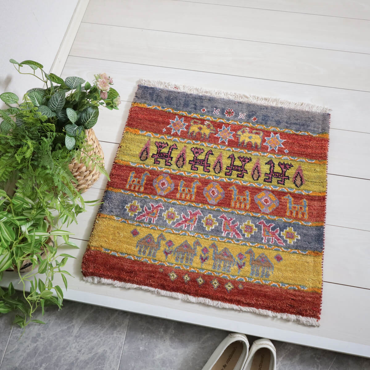 樂天商城 - ギャッベ イラン製 リビングサイズ 60×61cm 手織り 天然 ウール100% 長方形 草木染 おしゃれ かわいい モダン ナチュラル 北欧 ラグ 絨毯 マット ラグマット ギャベ 床暖房対応 ホットカーペット対応 （HP-11959）