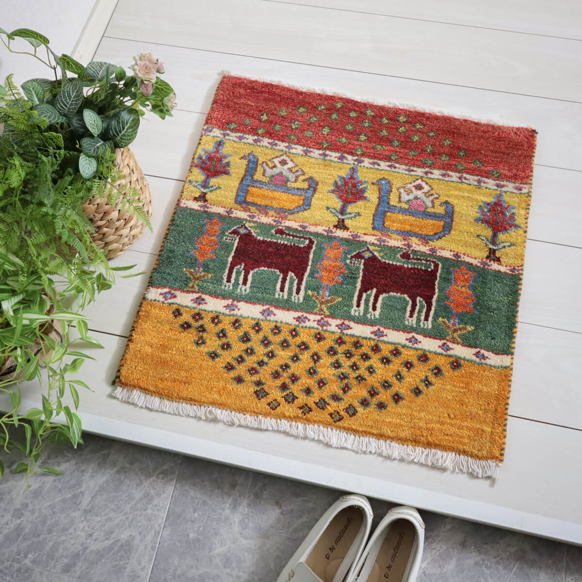 樂天商城 - ギャッベ イラン製 リビングサイズ 63×60cm 手織り 天然 ウール100% 長方形 草木染 おしゃれ かわいい モダン ナチュラル 北欧 ラグ 絨毯 マット ラグマット ギャベ 床暖房対応 ホットカーペット対応 （HP-11961）