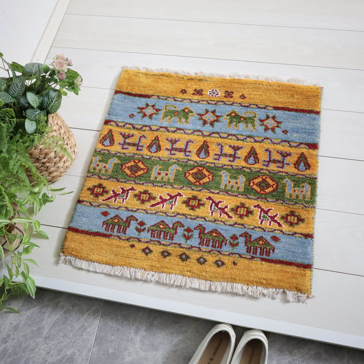 樂天商城 - ギャッベ イラン製 リビングサイズ 60×62cm 手織り 天然 ウール100% 長方形 草木染 おしゃれ かわいい モダン ナチュラル 北欧 ラグ 絨毯 マット ラグマット ギャベ 床暖房対応 ホットカーペット対応 （HP-11968）