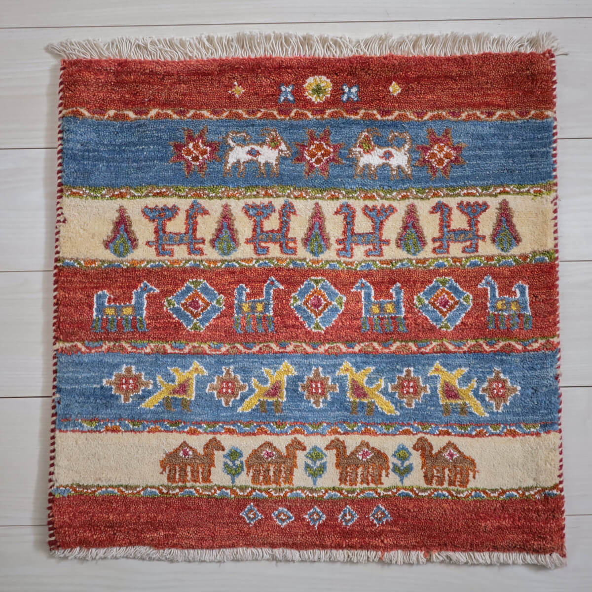 ギャッベ イラン製 リビングサイズ 60×60cm 手織り 天然 ウール100% 長方形 草木染 おしゃれ かわいい モダン ナチュラル 北欧 ラグ 絨毯 マット ラグマット ギャベ 床暖房対応 ホットカーペット対応 (HP-11978)