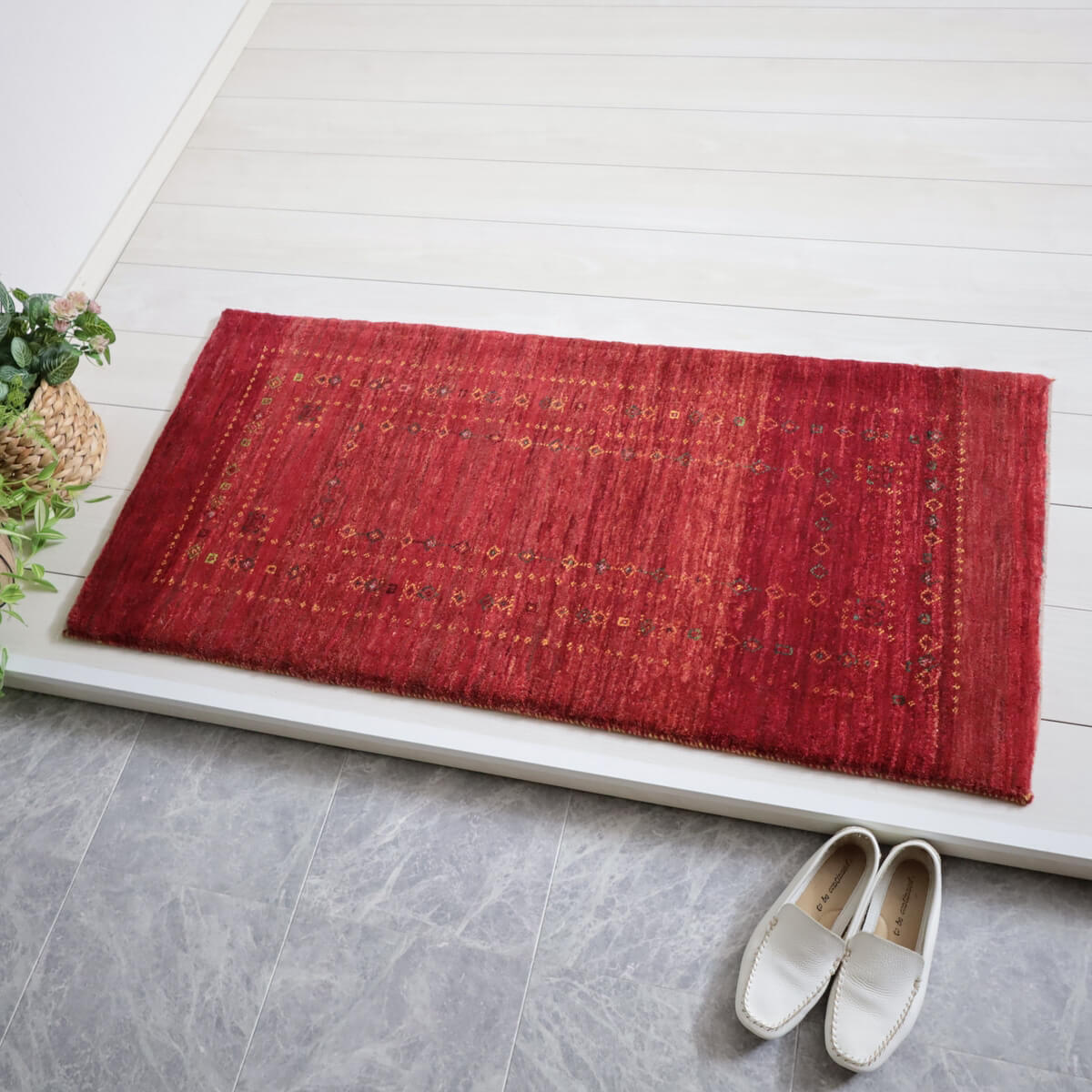 Rakuten - ギャッベ イラン製 リビングサイズ 126×62cm 手織り 天然 ウール100% 長方形 草木染 おしゃれ かわいい モダン ナチュラル 北欧 ラグ 絨毯 マット ラグマット ギャベ 床暖房対応 ホットカーペット対応 （HR-11996）