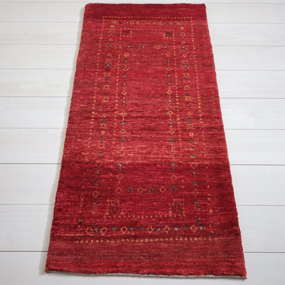 ギャッベ イラン製 リビングサイズ 126×62cm 手織り 天然 ウール100% 長方形 草木染 おしゃれ かわいい モダン ナチュラル 北欧 ラグ 絨毯 マット ラグマット ギャベ 床暖房対応 ホットカーペット対応 (HR-11996) [2]