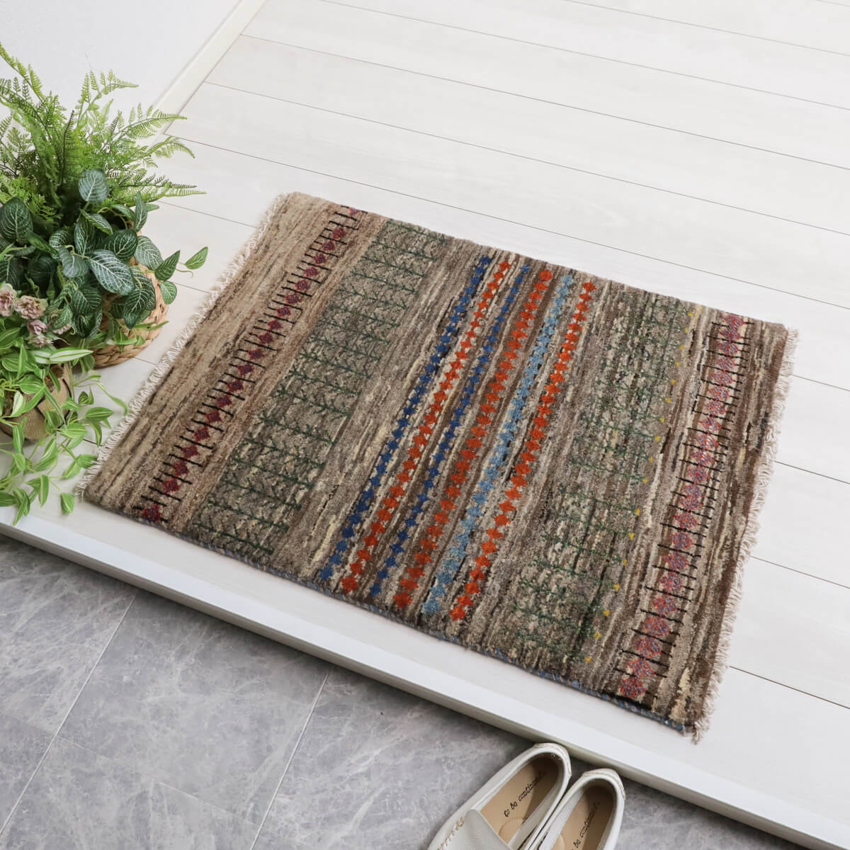 【10%OFFクーポン】ギャッベ イラン製 リビングサイズ 86×63cm 手織り 天然 ウール100% 長方形 草木染 おしゃれ かわいい モダン ナチュラル 北欧 ラグ 絨毯 マット ラグマット カーペット ギャベ 床暖房対応 ホットカーペット対応 （HSS-11065）