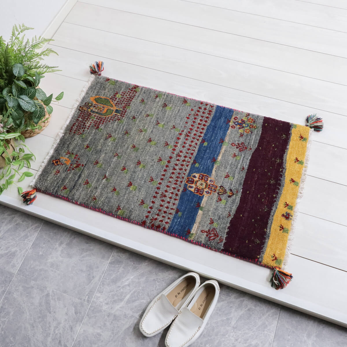 樂天商城 - ギャッベ イラン製 リビングサイズ 95×58cm 手織り 天然 ウール100% 長方形 草木染 おしゃれ かわいい モダン ナチュラル 北欧 ラグ 絨毯 マット ラグマット カーペット ギャベ 床暖房対応 ホットカーペット対応 （HSS-71753）