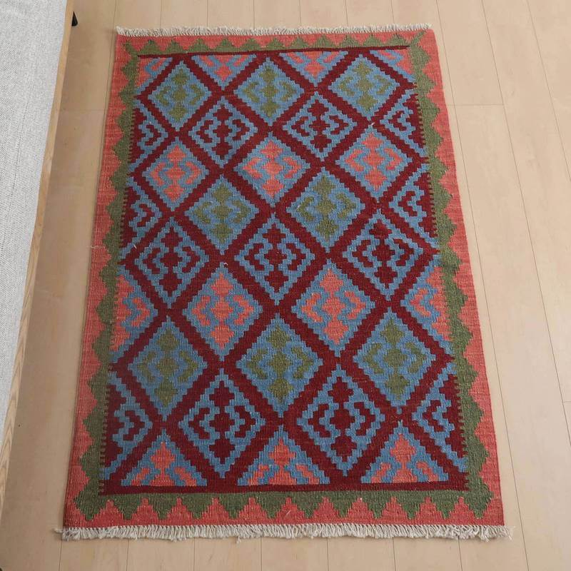 樂天商城 - イラン・シラーズ産 キリム アクセントサイズ 149×102cm 手織り ラグ ウール 100% おしゃれ 北欧 ナチュラル 洗える リビング ダイニング ホットカーペット対応 床暖房対応 ラグマット 絨毯 キリム柄 kilim （品番:KM-1008）