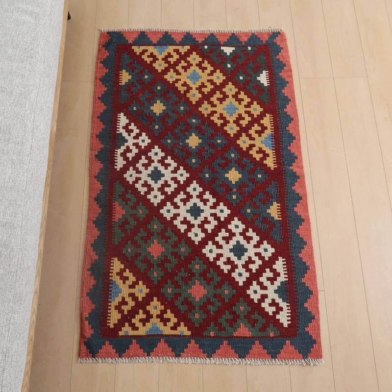 樂天商城 - イラン・シラーズ産 キリム アクセントサイズ 139×85cm 手織り ラグ ウール 100% おしゃれ 北欧 ナチュラル 洗える リビング ダイニング ベッドルーム ホットカーペット対応 床暖房対応 ラグマット キリム柄 kilim （品番:KM-1013）
