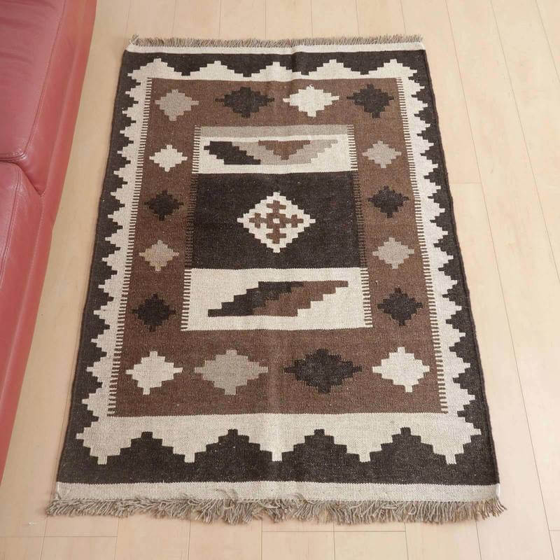 樂天商城 - イラン・シラーズ産 キリム アクセントサイズ 140×97cm 手織り ラグ ウール 100% おしゃれ ナチュラル 北欧 洗える リビング ダイニング ホットカーペット対応 床暖房対応 ラグマット 絨毯 kilim ブラウン （品番:KM-430）