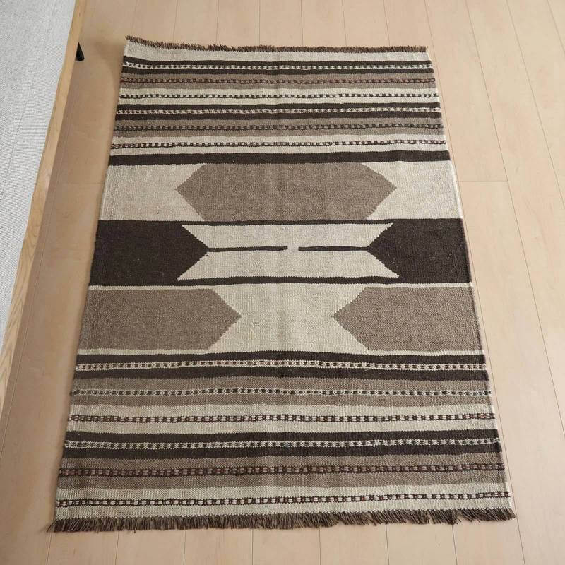 樂天商城 - イラン・シラーズ産 キリム アクセントサイズ 149×105cm 手織り ラグ ウール 100% おしゃれ 北欧 ナチュラル 洗える リビング ダイニング ホットカーペット対応 床暖房対応 ラグマット 絨毯 キリム柄 kilim （品番:KM-818）