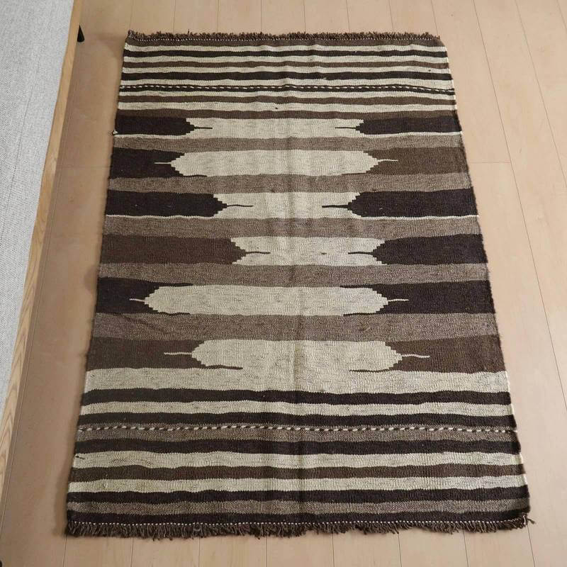 樂天商城 - イラン・シラーズ産 キリム アクセントサイズ 153×118cm 手織り ラグ ウール 100% おしゃれ 北欧 ナチュラル 洗える リビング ダイニング ホットカーペット対応 床暖房対応 ラグマット 絨毯 キリム柄 kilim （品番:KM-819）