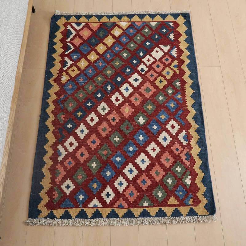 樂天商城 - イラン・シラーズ産 キリム アクセントサイズ 147×106cm 手織り ラグ ウール 100% おしゃれ 北欧 ナチュラル 洗える リビング ダイニング ホットカーペット対応 床暖房対応 ラグマット 絨毯 キリム柄 kilim （品番:KM-834）