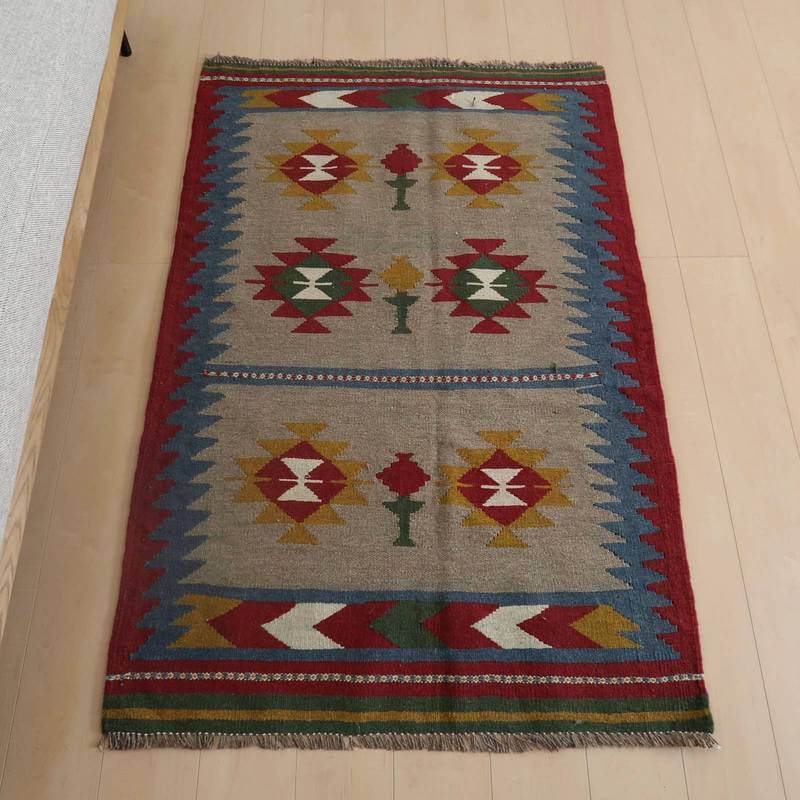 KM-844 151×97cm イラン・シラーズ ウール 平織り 無料 イラン南部シラーズ地方のキリムです。いくつかの色を使用した幾何学柄やギザギザ文様はリズムのある明るい雰囲気。程よく落ち着いた色とウールの風合いが、やさしくインテリアに馴...