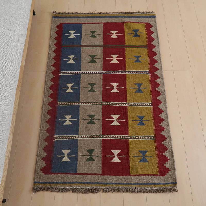 樂天商城 - イラン・シラーズ産 キリム アクセントサイズ 153×97cm 手織り ラグ ウール 100% おしゃれ 北欧 ナチュラル 洗える リビング ダイニング ホットカーペット対応 床暖房対応 ラグマット 絨毯 キリム柄 kilim （品番:KM-855）
