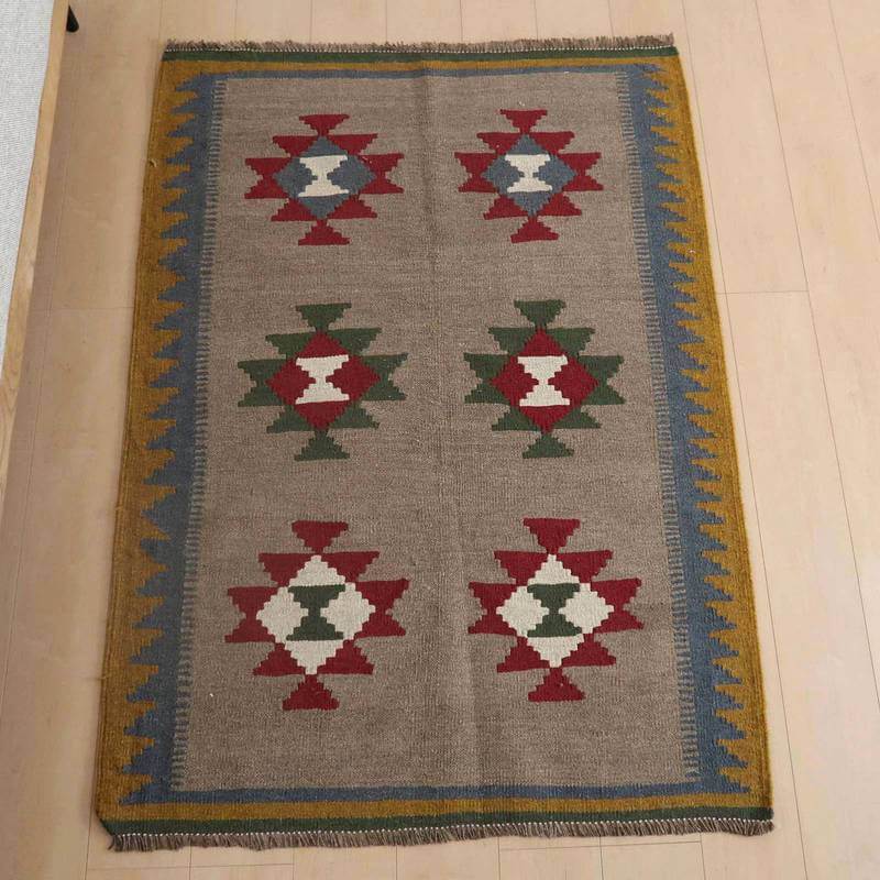 樂天商城 - イラン・シラーズ産 キリム アクセントサイズ 143×103cm 手織り ラグ ウール 100% おしゃれ 北欧 ナチュラル 洗える リビング ダイニング ホットカーペット対応 床暖房対応 ラグマット 絨毯 キリム柄 kilim （品番:KM-858）