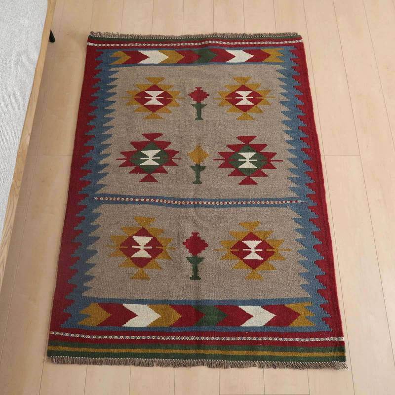 樂天商城 - イラン・シラーズ産 キリム アクセントサイズ 146×103cm 手織り ラグ ウール 100% おしゃれ 北欧 ナチュラル 洗える リビング ダイニング ホットカーペット対応 床暖房対応 ラグマット 絨毯 キリム柄 kilim （品番:KM-862）