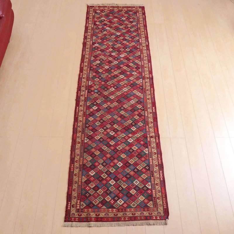 樂天商城 - イラン・アゼルバイジャン産 キリム 細長 ランナー 303×87cm 手織り ラグ ウール 100% 洗える キッチンマット 廊下敷 ベッドサイド ロングラグ ホットカーペット対応 床暖房対応 ラグマット 絨毯 キリム柄 kilim 赤 （品番:KR-123）