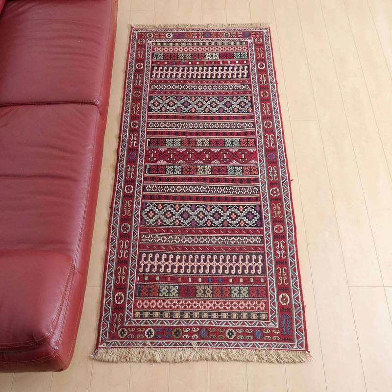 樂天商城 - イラン・アゼルバイジャン産 キリム 細長 ランナー 193×85cm 手織り ラグ ウール 100% 洗える キッチンマット 廊下敷 ベッドサイド ロングラグ ホットカーペット対応 床暖房対応 ラグマット 絨毯 キリム柄 kilim 赤 （品番:KR-273）