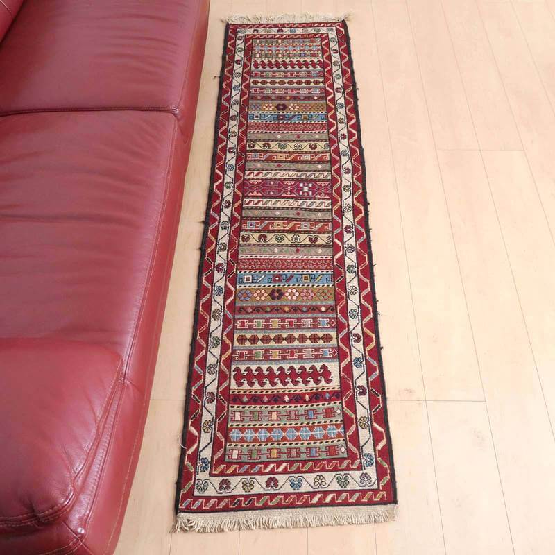 樂天商城 - イラン・アゼルバイジャン産 キリム 細長 ランナー 194×51cm 手織り ラグ ウール 100% 洗える キッチンマット 廊下敷 ベッドサイド ロングラグ ホットカーペット対応 床暖房対応 ラグマット 絨毯 キリム柄 kilim 赤 （品番:KR-41）