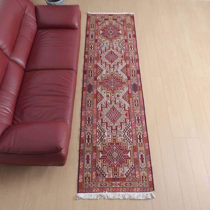 樂天商城 - イラン・アゼルバイジャン産 キリム 細長 ランナー 290×77cm 手織り ラグ ウール 100% 洗える キッチンマット 廊下敷 ベッドサイド ロングラグ ホットカーペット対応 床暖房対応 ラグマット 絨毯 キリム柄 kilim 赤 （品番:KR-515）