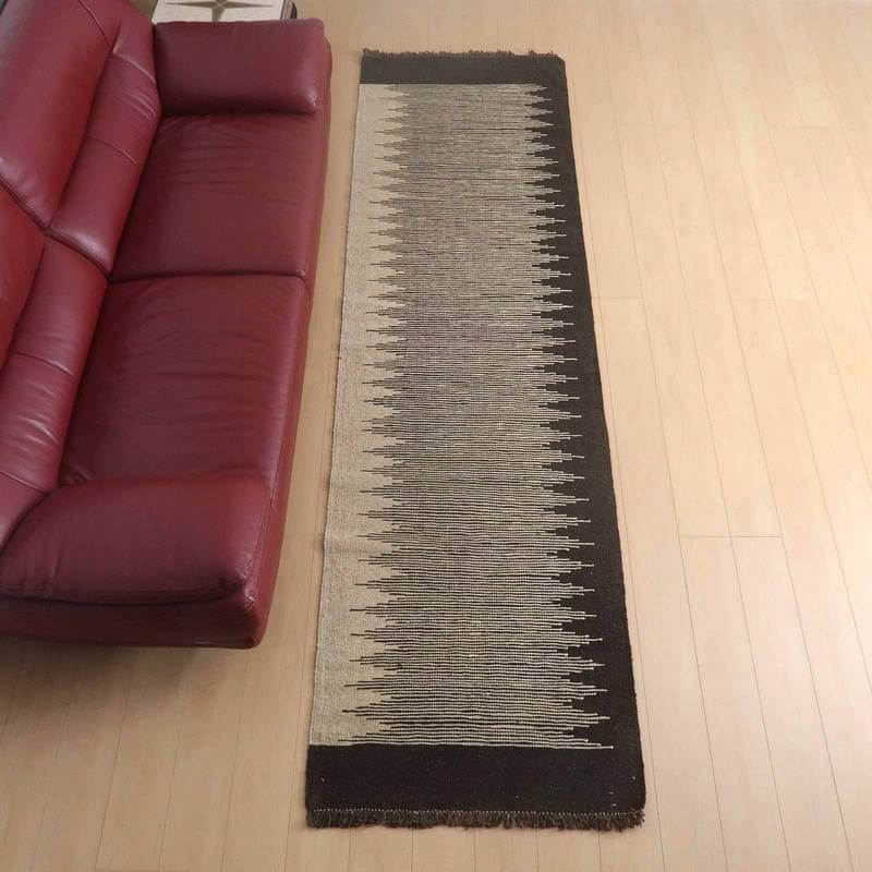 Rakuten - イラン・シラーズ産 キリム 細長 ランナー 301×86cm 手織り ラグ ウール 100% 洗える キッチンマット 廊下敷 ベッドサイド ロングラグ ホットカーペット対応 床暖房対応 ラグマット 絨毯 キリム柄 kilim モノトーン （品番:KR-535）