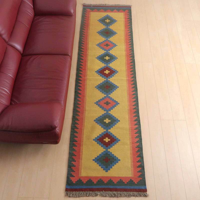 樂天商城 - イラン・シラーズ産 キリム 細長 ランナー 301×81cm 手織り ラグ ウール 100% 洗える キッチンマット 廊下敷 ベッドサイド ロングラグ ホットカーペット対応 床暖房対応 ラグマット 絨毯 キリム柄 kilim イエロー （品番:KR-558）