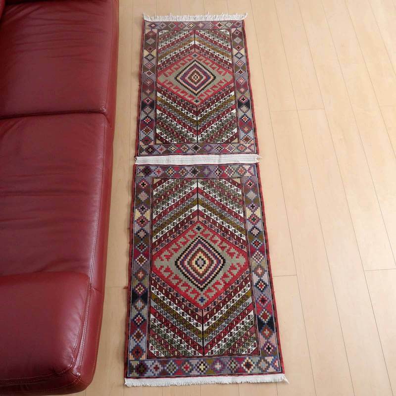 樂天商城 - イラン・アゼルバイジャン産 キリム 細長 ランナー 290×77cm 手織り ラグ ウール 100% 洗える キッチンマット 廊下敷 ベッドサイド ロングラグ ホットカーペット対応 床暖房対応 ラグマット 絨毯 キリム柄 kilim 赤 （品番:KR-566）