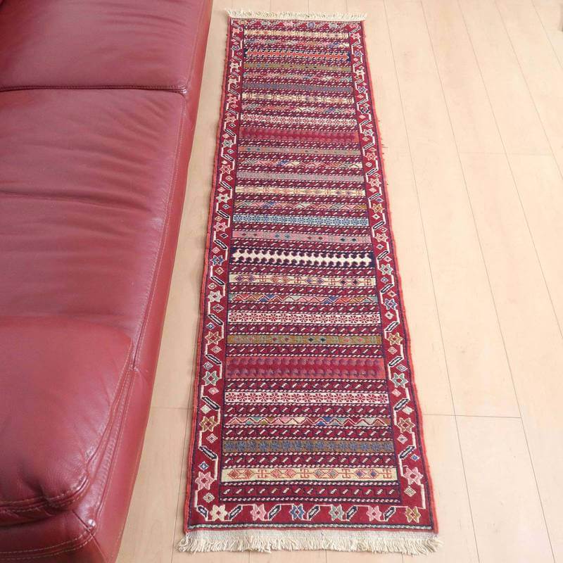 樂天商城 - イラン・アゼルバイジャン産 キリム 細長 ランナー 195×52cm 手織り ラグ ウール 100% 洗える キッチンマット 廊下敷 ベッドサイド ロングラグ ホットカーペット対応 床暖房対応 ラグマット 絨毯 キリム柄 kilim 赤 （品番:KR-60）