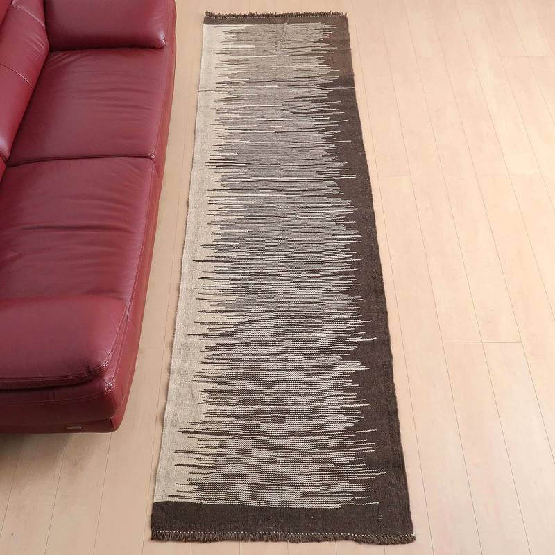 Rakuten - イラン・シラーズ産 キリム 細長 ランナー 294×82cm 手織り ラグ ウール 100% 洗える キッチンマット 廊下敷 ベッドサイド ロングラグ ホットカーペット対応 床暖房対応 ラグマット 絨毯 キリム柄 kilim ブラウン （品番:KR-66262）