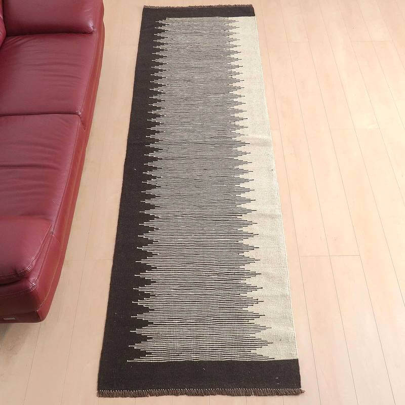 樂天商城 - イラン・シラーズ産 キリム 細長 ランナー 295×85cm 手織り ラグ ウール 100% 洗える キッチンマット 廊下敷 ベッドサイド ロングラグ ホットカーペット対応 床暖房対応 ラグマット 絨毯 キリム柄 kilim 無染色 （品番:KR-66289）
