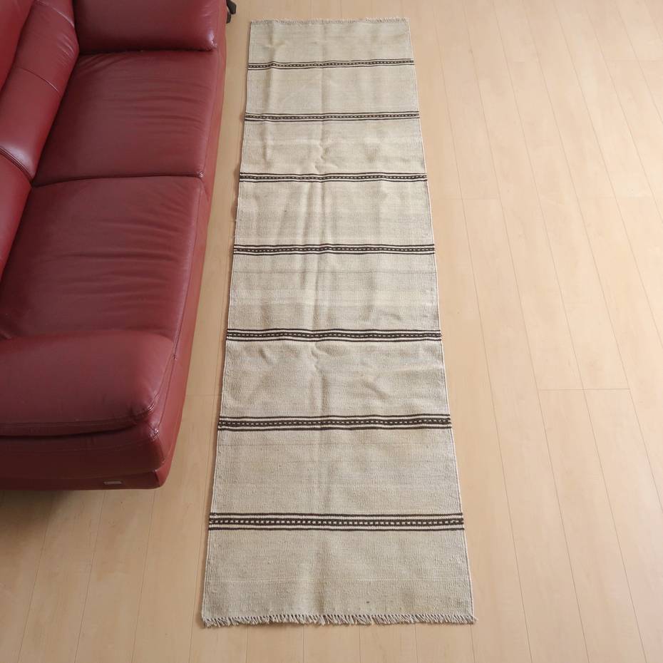 樂天商城 - イラン・シラーズ産 キリム 細長 ランナー 291×76cm 手織り ラグ ウール 100% 洗える キッチンマット 廊下敷 ベッドサイド ロングラグ ホットカーペット対応 床暖房対応 ラグマット 絨毯 キリム柄 kilim 無染色 （品番:KR-66307）
