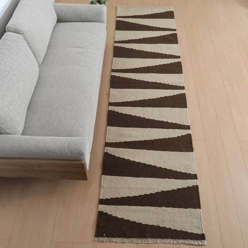 樂天商城 - イラン・シラーズ産 キリム 細長 ランナー 301×78cm 手織り ラグ ウール 100% 洗える キッチンマット 廊下敷 ベッドサイド ロングラグ ラグマット 絨毯 キリム柄 kilim（品番:KR-954）