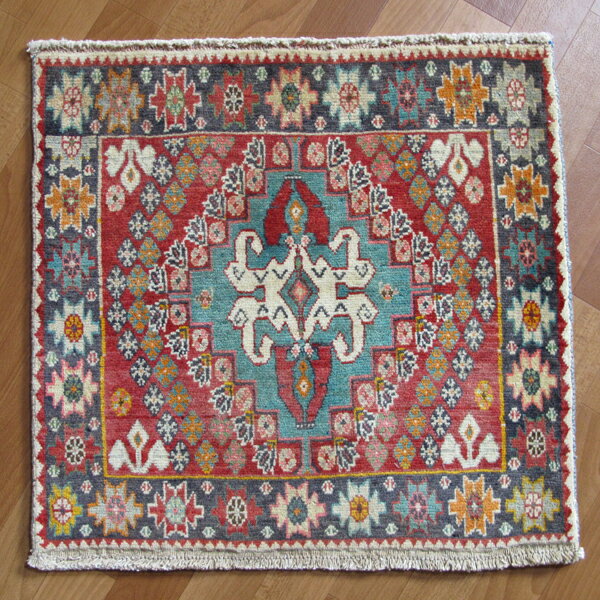 イラン製 ギャッベ ギャベ 座布団 58×61cm 天然 ウール100％ 手織り ミニ ラグ マット 赤 カシュガイ族 正方形 おしゃれ モダン チェアマット チェアパッド 椅子 椅子用 座椅子 壁掛け タペストリー にも 床暖房対応 （品番：ZP-1344）