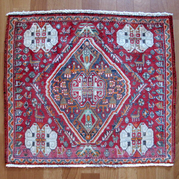 イラン製 ギャッベ ギャベ 座布団 60×68cm 天然 ウール100％ 手織り ミニ ラグ マット カシュガイ族 正方形 おしゃれ モダン チェアマット チェアパッド 椅子 椅子用 座椅子 壁掛け タペストリー にも 床暖房対応 （品番：ZP-936）