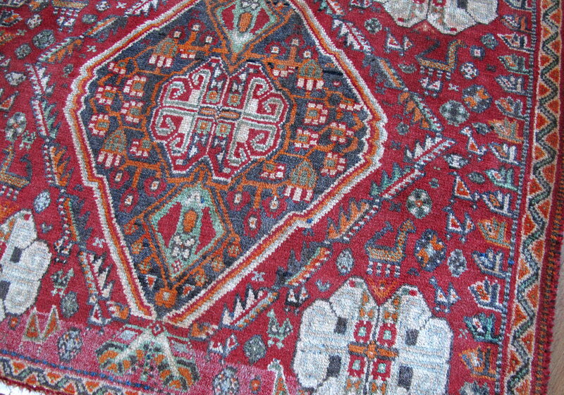 イラン製 ギャッベ ギャベ 座布団 60×68cm 天然 ウール100％ 手織り ミニ ラグ マット カシュガイ族 正方形 おしゃれ モダン チェアマット チェアパッド 椅子 椅子用 座椅子 壁掛け タペストリー にも 床暖房対応 （品番：ZP-936）