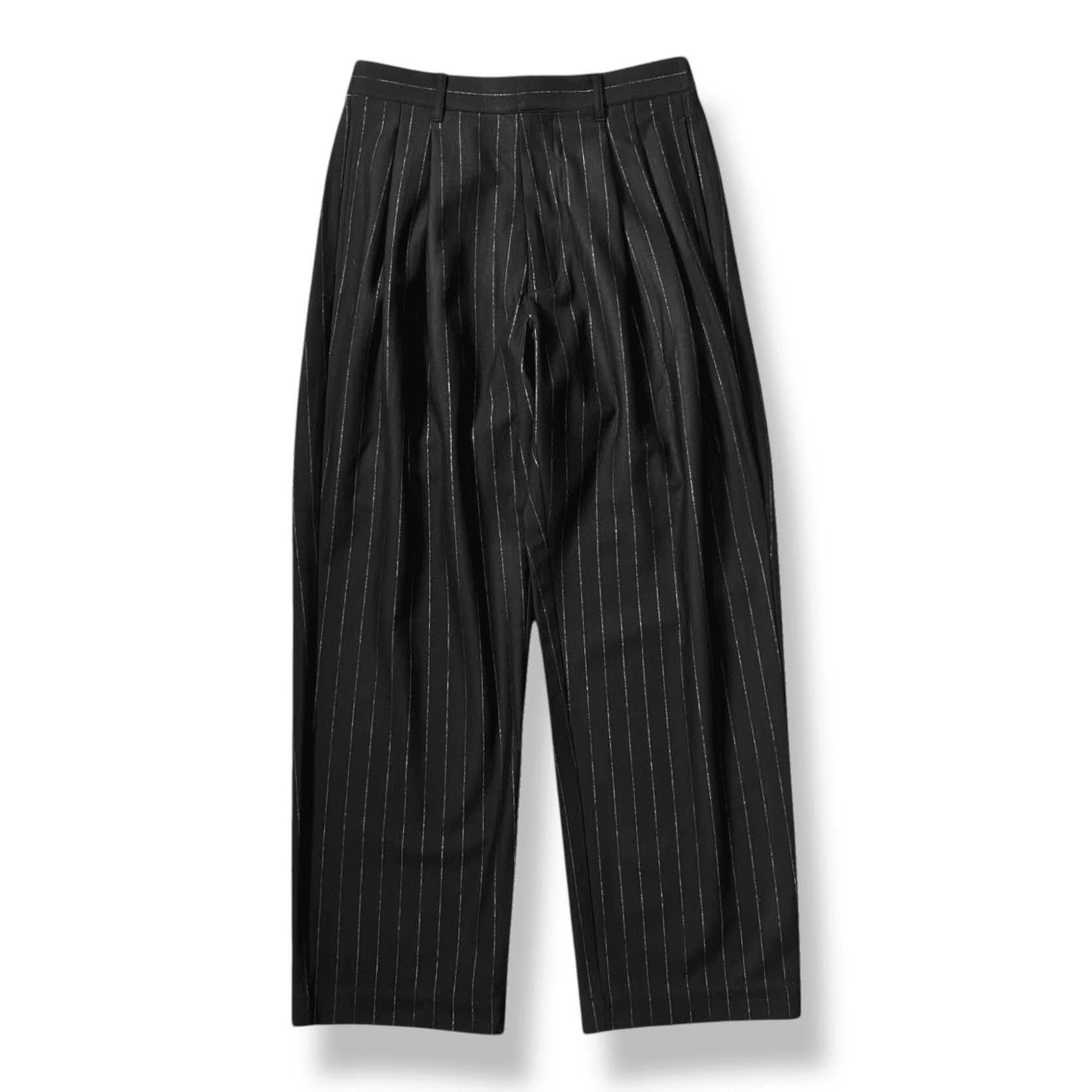 上品かつリラックスしたドレッシーなウールスラックス