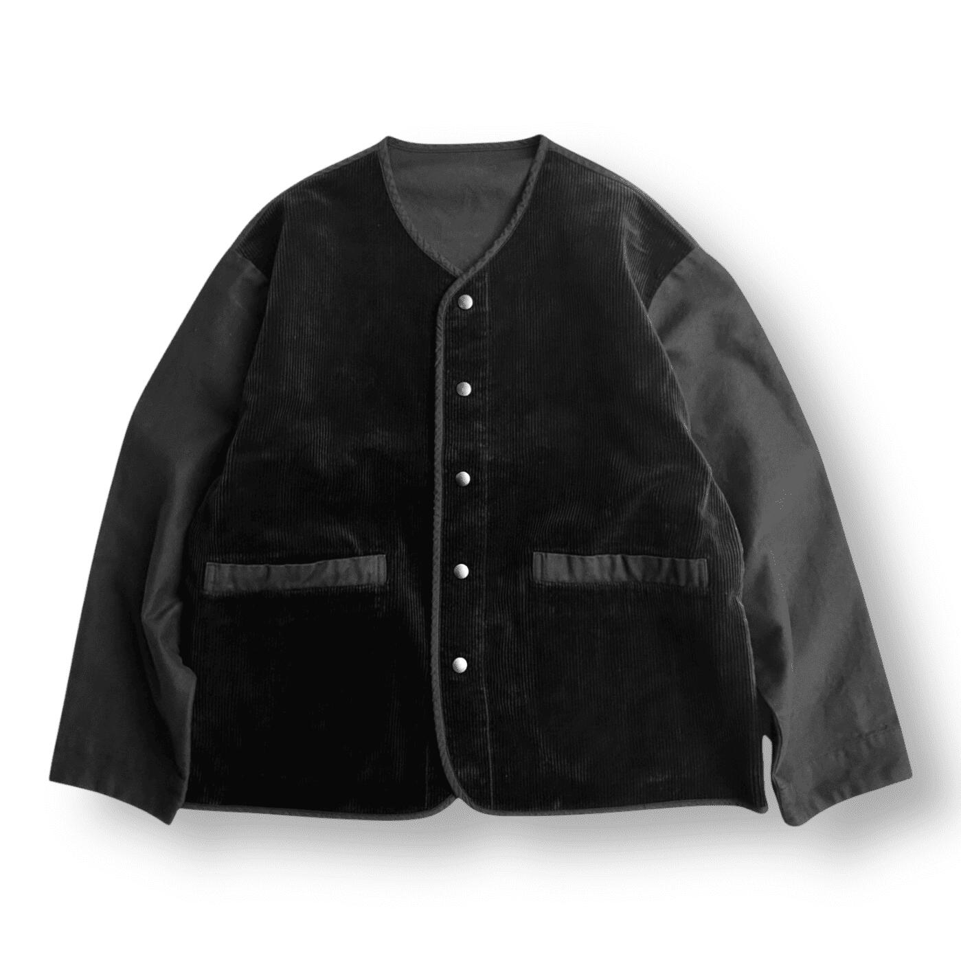 ▼製品説明 荘厳な雰囲気をまとう CORDUROYとMOLESKINの コンビネーション。 伝統的でいてモダンな一着に 仕上がりました。 お尻が半分隠れるくらいの 絶妙な着丈が癖になります。 ___________________________________________________ 詳細 1 (肩幅 52cm身幅 56cm 着丈 67cm 袖丈 56cm) 2 (肩幅 55cm身幅 62cm 着丈 70cm 袖丈 57cm) 3 (肩幅 58cm身幅 64cm 着丈 72cm 袖丈 58cm) 素材 : 100% COTTON MADE IN JAPAN ※サイズには若干の個体差がありますので、ご了承ください 本製品は素材の特性上、摩擦や水濡れにより色落ち・色移り する場合がございます。 特に薄い色の衣類との組み合わせにはご注意ください。 _________________________________________________ 在庫について： 実店舗での販売もしておりますため、 更新前で店頭完売していることがございます。 在庫切れの際は注文受付後、 改めてこちらよりご連絡を差し上げております。 (決済も完売時は進行せずキャンセルされますので、 安心してご注文下さい)　 _______________________________________________＿ ※光により退色しやすいので太陽光、 　蛍光灯等が長時間当たる所で保管しないでください。 ※この製品は素材の特性上、色落ちする場合があります。 ※PC、モニター、ブラウザーの環境により実際の色や 　イメージと異なる場合がございます。ご了承下さい。 ※ご不明な点御座いましたら店頭へお問い合わせください。 _________________________________________________ Porter Classic（ポータークラシック） 原点には 「世界基準でモノ作りをする」と言う想いがあり、 それは流行にとらわれることなく 永く愛され続けるシンプルでスタンダードなモノ作り。 「メイド・イン・ジャパン」にこだわり 日本が誇る職人の高い技術を取り入れながら次世代、 そして孫の代まで愛される商品を追求しています。 _________________________________________________ 　(取扱店舗) 　mado kagoshima (099-811-1613) サイズ（cm） 肩幅 身幅 着丈 袖丈 1 52 56 67 56 2 55 62 70 57 3 58 64 72 58 素材 COTTON 100% 生産国 JAPAN ▼商品個体によって形やサイズに誤差がある場合がございますが、生産過程においてどうしても生じてしまう事項ですので、予めご了承下さいませ。 ▼お洗濯は、色落ちの恐れがございますので、他のものとは分けて行なってください。 ▼漂白剤・タンブラー乾燥ご使用は避けてください。 ▼摩擦（特に汗や雨で濡れた状態）で他のものに色移りする場合がございます。 ▼洗濯後はよく型を整えて干してください。 ▼洗濯前に必ず商品のタグで品質表示をご確認してください。 ▼掲載写真は出来るだけ実物を再現するよう努力しておりますが、デジタルカメラで撮影していますので、実物と色が異なる場合がございます。 ▼お客様のパソコンの画面設定や環境により、実際のお色と異なって見える場合がございます。