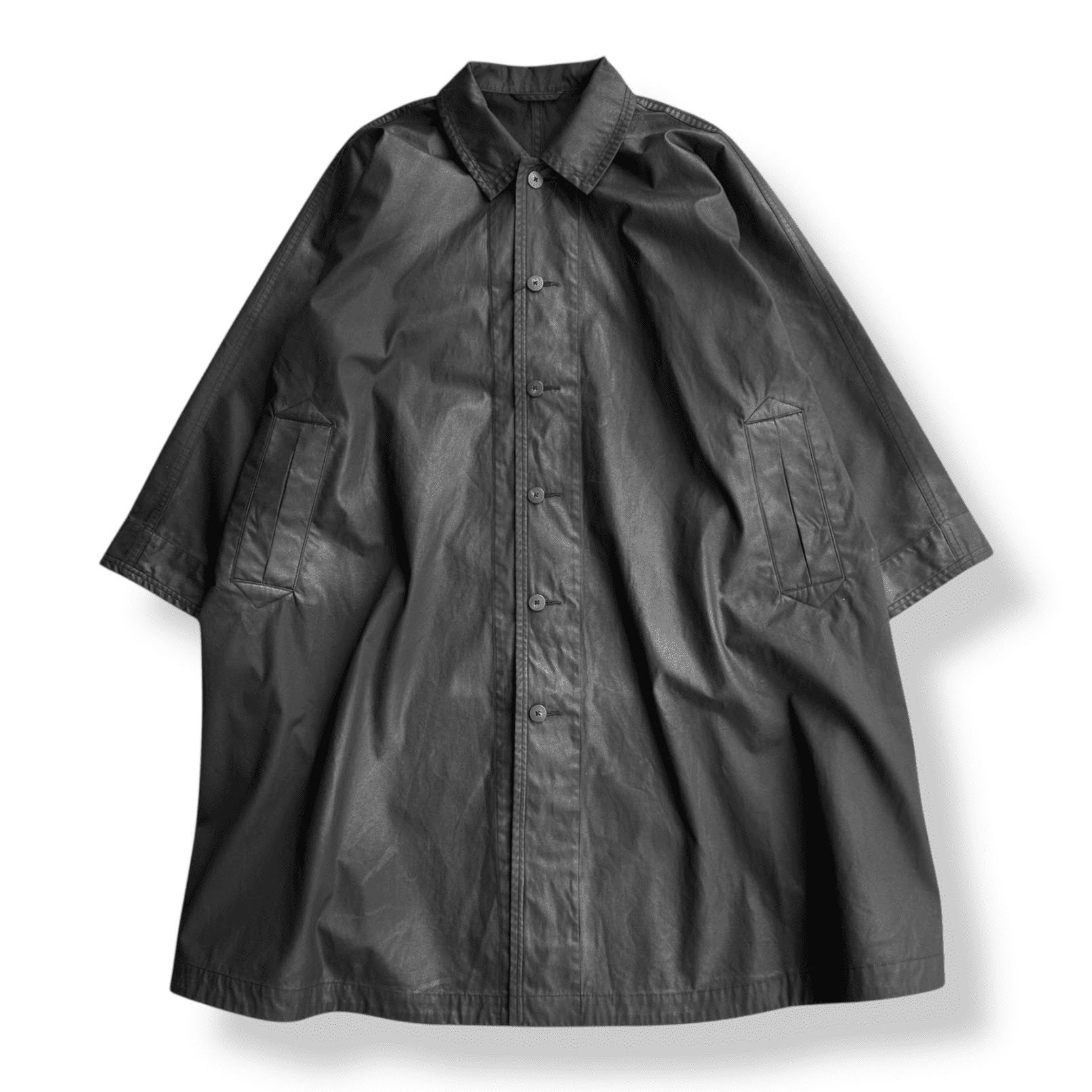 ▼製品説明 PC-057-3552 PORTER CLASSIC （ポータークラシック） の新シリーズが 誕生しました。 その名も CINCINNATIシリーズ。 樹脂コーティングを施した 生地は防風性と撥水性に優れ、 日常から旅先まで。 着こむほどに風合いを増し、 経年変化を楽しむことができる。 晴れの日はもちろん 雨の日にも雪の日にも。 どんな天候にもハマる1着。 ___________________________________________________ 詳細 2 : 裄丈 84cm 身幅 75cm 着丈 109cm COTTON 100% MADE IN JAPAN ※サイズには若干の個体差がありますので、ご了承ください 本製品は素材の特性上、摩擦や水濡れにより色落ち・色移り する場合がございます。 特に薄い色の衣類との組み合わせにはご注意ください。 _________________________________________________ 在庫について： 実店舗での販売もしておりますため、 更新前で店頭完売していることがございます。 在庫切れの際は注文受付後、 改めてこちらよりご連絡を差し上げております。 (決済も完売時は進行せずキャンセルされますので、 安心してご注文下さい)　 _______________________________________________＿ ※光により退色しやすいので太陽光、 　蛍光灯等が長時間当たる所で保管しないでください。 ※この製品は素材の特性上、色落ちする場合があります。 ※PC、モニター、ブラウザーの環境により実際の色や 　イメージと異なる場合がございます。ご了承下さい。 ※ご不明な点御座いましたら店頭へお問い合わせください。 _________________________________________________ Porter Classic（ポータークラシック） 原点には 「世界基準でモノ作りをする」と言う想いがあり、 それは流行にとらわれることなく 永く愛され続けるシンプルでスタンダードなモノ作り。 「メイド・イン・ジャパン」にこだわり 日本が誇る職人の高い技術を取り入れながら次世代、 そして孫の代まで愛される商品を追求しています。 _________________________________________________ 　(取扱店舗) 　mado kagoshima (099-811-1613) サイズ（cm） 裄丈 身幅 着丈 2 84 75 109 素材 COTTON 100% 生産国 JAPAN ▼商品個体によって形やサイズに誤差がある場合がございますが、生産過程においてどうしても生じてしまう事項ですので、予めご了承下さいませ。 ▼お洗濯は、色落ちの恐れがございますので、他のものとは分けて行なってください。 ▼漂白剤・タンブラー乾燥ご使用は避けてください。 ▼摩擦（特に汗や雨で濡れた状態）で他のものに色移りする場合がございます。 ▼洗濯後はよく型を整えて干してください。 ▼洗濯前に必ず商品のタグで品質表示をご確認してください。 ▼掲載写真は出来るだけ実物を再現するよう努力しておりますが、デジタルカメラで撮影していますので、実物と色が異なる場合がございます。 ▼お客様のパソコンの画面設定や環境により、実際のお色と異なって見える場合がございます。