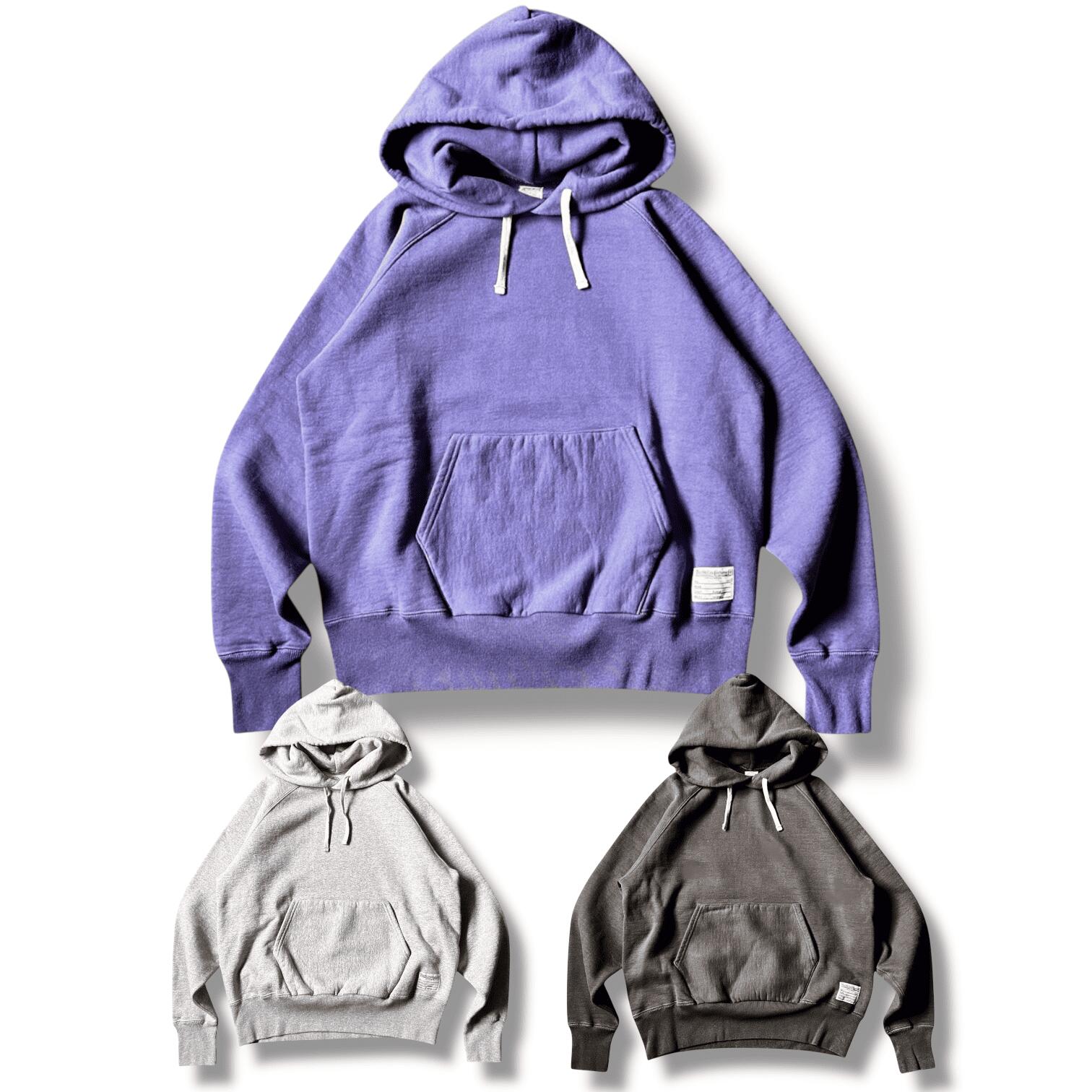 ▼製品説明 ________________________________________________________ 1958年、 妻であるニール・アダムスと暮らしていた ローレルキャニオンの自宅でくつろぐ マックイーンの姿が写真に納められている。 そこで彼が身に着けていたのは ホワイトジーンズに、 後に“マックイーンブルー”と呼ばれる サックスブルーのプルオーヴァーパーカだった。 多忙な中にある プライヴェートなひと時をイメージしたのが この逸品。 吊り編み機でゆっくりと織り立てた ヘヴィーウェイトなスウェット生地が 肌に心地良い。 ________________________________________________________ [スペック] COTTON 100% EXTRA HEAVYWEIGHT 14.8oz [生産国] 日本 ________________________________________________________ TOYS McCOY（トイズマッコイ） 単なるヴィンテージアイテムの復刻ではなく、 機能性をも考慮したリアリティのあるアイテムを生み出す、 新たな流れを作る作品と呼ぶべきプロダクツ。 ________________________________________________________ ※PC、モニター、ブラウザーの環境により実際の色や 　イメージと異なる場合がございます。ご了承下さい。 ※ご不明な点御座いましたら店頭へお問い合わせください。 ________________________________________________________ (取扱店舗) o-mureys (099-250-2085) サイズ（cm） 肩幅 身幅 着丈 袖丈 S - - - - M - 55 61 - L - 58 62 - XL - 62 63 - XXL - 66 65 - 素材 コットン 100% 生産国 JAPAN ▼商品個体によって形やサイズに誤差がある場合がございますが、生産過程においてどうしても生じてしまう事項ですので、予めご了承下さいませ。 ▼摩擦（特に汗や雨で濡れた状態）で他のものに色移りする場合がございます。 ▼洗濯前に必ず商品のタグで品質表示をご確認してください。 ▼掲載写真は出来るだけ実物を再現するよう努力しておりますが、デジタルカメラで撮影していますので、実物と色が異なる場合がございます。 ▼お客様のパソコンの画面設定や環境により、実際のお色と異なって見える場合がございます。