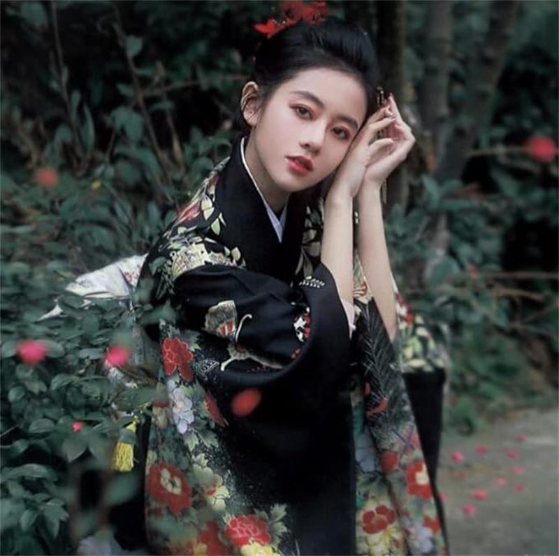 大西商事アセットサービスの着物 和服 昭和レトロ 花 蝶 和装 コスプレ 衣装 撮影 ロング 黒 ブラック 帯 扇子 帯ひも 4点セット 卒業式 成人式 お花見 新年 初詣 浴衣 振袖｜アングル3