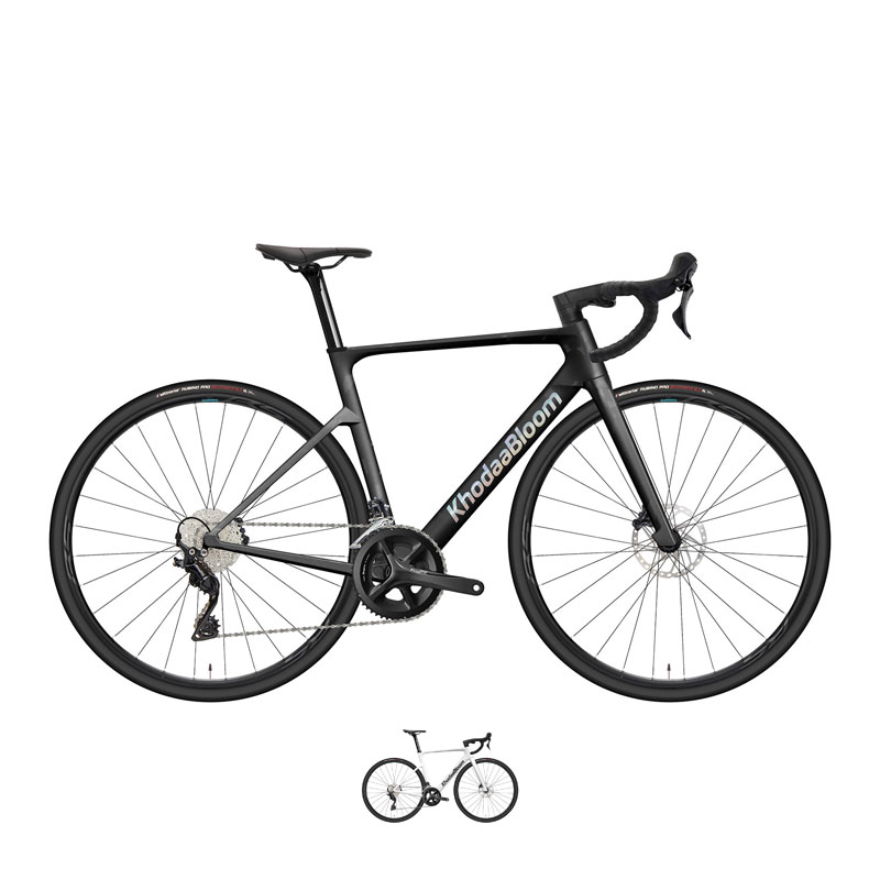 商品説明STRAUSS PRO3「速さ」の系譜を受け継ぐ、KhodaaBloom の新たなロードレーサーSTRAUSS（ストラウス）勝利という名の花束を贈ろう。「誰よりも速く走る」ことを追求しつづけるレースマシン。STRAUSSはあなたと共に勝利をつかむ一台だ。 レーシングパフォーマンスを、より身近に。勝つための「速さ」を追求したフラッグシップモデル「STRAUSS PRO3 “SL”」。その設計思想を継承し、実戦的な扱いやすさを追求したのが、もうひとつのロードレーサー「STRAUSS PRO3」だ。STRAUSS PRO3 SL と同一のフレーム形状を採用し、卓越した空力性能と美しさはそのままに、使用するカーボン素材とレイアップを調整。0.1 秒を争うロードレースのために高剛性化した STRAUSS PRO3 SL は、多くのサイクリストにとっては過剰な剛性とも言える。STRAUSS PRO3 は剛性バランスを見直し、身体への負担を軽減しながら、踏み込んだ力を効率よく推進力へと変える、扱いやすい最適な剛性へとリチューニングを実施。速さを追求する設計はそのままに、多くのライダーがその性能を引き出せる一台へ。STRAUSS PRO3 は、勝つためだけではなく「速く走る楽しさをより身近にする」新たなロードレーサーである。●SL の DNA を継承P&P COMPONENTS のステム一体型カーボンハンドル「KISSAKI（キッサキ）」（別売）を使用することで、フルインターナルルーティングが可能となる。シートポストもSLと同じく専用品で、最新トレンドと機能美はそのまま。●パワーロスを防ぐ大径ボトムブラケット固定力とメンテナンス性に優れるスレッド式の T47規格を採用。ボリューム感のあるボトムブラケットは、ペダリングのパワーを受け止め推進力を生み出す。スペックフレームTORAYCA , T47 85.5mm, フルインターナルケーブルルーティング, 142x12mmスルーアクスルフォークTORAYCA, STRAUSS PRO3専用フルカーボンフォーク, テーパードコラム 1-1/8 to 1-1/2inch, 100x12mmスルーアクスルBBT47 85.5mmギアクランクSHIMANO TIAGRA FC-R4000 52-36T 172.5mm(540mm)/170mm(500mm)/165mm(470,440mm)FディレイラーSHIMANO TIAGRA FD-R4000RディレイラーSHIMANO TIAGRA RD-R4000スプロケットSHIMANO CS-RS400 11s 11-36TチェーンSHIMANO CN-LG500シフターSHIMANO TIAGRA ST-R4020ブレーキレバーSHIMANO TIAGRA ST-R4020ブレーキセットSHIMANO BR-RS405 レジンパッド / SHIMANO SM-RT64 フロント160mm, リア160mm, センターロックハンドルバーアルミ φ31.8 400mm(540,500mm)/380mm(470,440mm)グリップバーテープハンドルステムアルミ -7° φ31.8 110mm(540,500mm)/100mm(470mm)/90mm(440mm)シートポストTORAYCA, STRAUSS PRO3専用カーボンエアロシートポスト, 7x7mm/7x9mmレールクランプサドルオリジナルサドル クロモリレールFホイールSHIMANO WH-RS171, OLD:100mmRホイールSHIMANO WH-RS171, OLD:142mmタイヤMAXXIS HIGHROAD 700x28C Foldable, 仏式 バルブ長48mm付属品なし重量未計測カラーホワイト, マットRAWブラックサイズ540mm/500mm/470mm/440mm車種記号KB-27-003※製品の価格や仕様については予告なく変更になる場合がございます。ジオメトリー＼440mm470mm500mm540mmA：シートチューブ 芯-トップ（mm)440470500540B：トップチューブ ホリゾンタル 換算芯-芯（mm)514.8519.8530.3550.2C：ヘッド長（mm)105110125150D：ヘッド角（度)70.57171.572.5E：シート角（度)74.5757474F：フロントセンター（mm)576.5577.4584.1594.8G：リアセンター（mm)408408408408H：BB下がり（mm)70707072I：スタック（mm)512519535564J：リーチ（mm)368371377388K：フォークオフセット（mm)45454545自転車を安全・快適にご使用いただくために●自転車を安全で快適にご使用いただくために、お近くの自転車店にて定期的な点検をしてください。●ご使用中に自転車の不具合を感じた時は、直ちに使用を中止し自転車店にご相談ください。●不具合の早期発見、事故を未然に防ぐためにも、乗車前に点検と確認を行ってください。※画像はサンプルです。掲載情報はモデル発表当時のものです。最新情報はメーカーサイトもあわせてご確認ください。※仕様・外観・価格は、改良のため予告なく変更される場合がございます。※商品はお取り寄せのため、メーカー代理店の在庫状況によりご用意できない場合がございます。※お取り寄せ商品のため、不良品以外の返品・交換はお断りいたします。以上、予めご了承いただきますようお願いいたします。