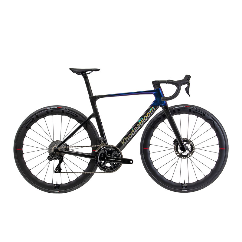 商品説明STRAUSS PRO3 SL0研ぎ澄まされた速さ。まだ見ぬ世界への挑戦。STRAUSS（ストラウス）勝利という名の花束を贈ろう。「誰よりも速く走る」ことを追求しつづけるレースマシン。STRAUSSはあなたと共に勝利をつかむ一台だ。 「速さ」を追い求めたロードレーサー全国各地の山岳や都市を舞台に、選手たちが一斉にゴールまでの順位を競うロードレース。標高差が激しいコースや長距離コース、テクニカルなコース、さまざまなコースがあるこの世界で「勝てる」ロードレーサーは何を追求しているのか。エアロダイナミクスか？剛性か？それとも軽さか？??違う、「速さ」 だ 。STRAUSS PRO3 SLは、日本のロードレースで求められる、勝つための速さを追求したロードレーサー。STRAUSS PRO3 SLは、エアロダイナミクス・剛性・重量のすべての要素を高次元で追求し、加速・登坂・コーナリングなどのあらゆるシーンで「速さ」を実感できる。専用のシートポストやワイヤーのフルインターナルルーティングを実現するステム一体型ハンドルを備える。0.1秒を争うロードレースでこそ真価を発揮する。●UCI認証を取得したカーボンフレーム東レ製のカーボンプリプレグを採用したセミエアロフレーム。カムテール形状のダウンチューブやドロップしたシートステーによりエアロダイナミクスに優れる。サイズは、身長150cm台から選べる4サイズを展開する。●パフォーマンスパッケージメインコンポーネントは SHIMANO のトップグレード、DURA-ACE。ホイールは P&P COMPONENTS の波型ワイドリムを採用したハイエンドホイール「RUDRA ALPHA 50」をアッセンブル。完成車状態のままでロードレースの第一線で戦える、ハイパフォーマンスなパッケージとなっている。●ペダルトルクを最大限に推進力に変える大口径ボトムブラケット固定力とメンテナンス性に優れるスレッド式のT47規格を採用。ボリューム感のあるボトムブラケットは、ペダリングのパワーを受け止め推進力を生み出す。●ステム一体型ハンドルが付属P&P COMPONENTS のステム一体型ハンドル「KISSAKI（キッサキ）」をアッセンブル。ケーブルのフルインターナルルーティングを実現しエアロダイナミクスを改善。スペックフレームTORAYCA SLレイアップ, T47 85.5mm, フルインターナルケーブルルーティング, 142x12mmスルーアクスルフォークTORAYCA, STRAUSS PRO3専用フルカーボンフォーク, テーパードコラム 1-1/8 to 1-1/2インチ, 100x12mmスルーアクスルボトムブラケットT47 85.5mmギアクランクSHIMANO DURAACE FC-R9200 52-36T 172.5mm(540mm)/170mm(500mm)/165mm(470,440mm)F.ディレーラーSHIMANO DURAACE FD-R9250R.ディレーラーSHIMANO DURAACE RD-R9250スプロケットSHIMANO DURAACE CS-R9200 12s 11-34TチェーンSHIMANO CN-M9100シフターSHIMANO DURAACE ST-R9270ブレーキレバーSHIMANO DURAACE ST-R9270ブレーキセットSHIMANO DURAACE BR-R9270 フィン付きレジンパッド / SHIMANO RTCL900 フロント160mm, リア140mm, センターロックハンドル / ステムP&P COMPONENTS KISSAKI W:400mm/L:100mm(540,500mm), W:380mm/L:90mm(470mm), W:380mm/L:80mm(440mm)グリップP&P COMPONENTS ULTRA GRIP BARTAPE 1.7mmシートポストTORAYCA, STRAUSS PRO3専用カーボンエアロシートポスト, 7x7mm/7x9mmレールクランプサドルP&P COMPONENTS ZELOS2F.ホイールP&P COMPONENTS RUDRA ALPHA 50, OLD:100mmR.ホイールP&P COMPONENTS RUDRA ALPHA 50, OLD:142mmタイヤVittoria CORSA N.EXT TLR 700x28C, 仏式 バルブ長60mm付属品なし重量7.2kg(500mm)カラーヨアケブルーサイズ540mm/500mm/470mm/440mm車種記号KB-27-018※製品の価格や仕様については予告なく変更になる場合がございます。ジオメトリー＼440mm470mm500mm540mmA：シートチューブ 芯-トップ（mm)440470500540B：トップチューブ ホリゾンタル 換算芯-芯（mm)510510.1530.3550.2C：ヘッド長（mm)105110125150D：ヘッド角（度)70.57171.572.5E：シート角（度)74.5757474F：フロントセンター（mm)576.5577.4584.1594.8G：リアセンター（mm)408408408408H：BB下がり（mm)70707072I：スタック（mm)512519535564J：リーチ（mm)368371377388K：フォークオフセット（mm)45454545自転車を安全・快適にご使用いただくために●自転車を安全で快適にご使用いただくために、お近くの自転車店にて定期的な点検をしてください。●ご使用中に自転車の不具合を感じた時は、直ちに使用を中止し自転車店にご相談ください。●不具合の早期発見、事故を未然に防ぐためにも、乗車前に点検と確認を行ってください。※画像はサンプルです。掲載情報はモデル発表当時のものです。最新情報はメーカーサイトもあわせてご確認ください。※仕様・外観・価格は、改良のため予告なく変更される場合がございます。※商品はお取り寄せのため、メーカー代理店の在庫状況によりご用意できない場合がございます。※お取り寄せ商品のため、不良品以外の返品・交換はお断りいたします。以上、予めご了承いただきますようお願いいたします。