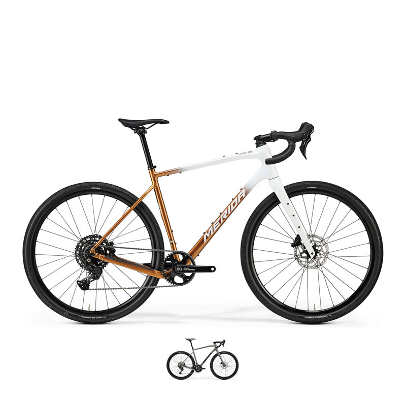 商品説明SILEX 300SILEX LITE IIアルミフレームとShimano CUESを採用したグラベルツーリングバイク快適なジオメトリーのSILEX LITE IIアルミフレームと卓越した快適性に定評あるSILEXカーボンフォークにShimano CUESを組み合わせたグラベルツーリングバイク。日数も路面も自由な自分だけのツーリングスタイルを発見出来る多用途性はSILEXだけの独自の世界。スペックフレームSILEX LITE IIフォークMERIDA SILEX II CF2ヘッドセットAcros ICR MERIDA external neckギヤクランクShimano CUES FC-U4000-1 42T L:170mmBBセットShimano BBUN101F.ディレーラーN.AR.ディレーラーShimano CUES RD-U4000F/RシフターShimano CUES ST-U4030F.ブレーキセットShimano CUES Hydraulic DiscR.ブレーキセットShimano CUES Hydraulic DiscブレーキローターShimano RT10 180mmリムMERIDA COMP SL II チューブレス対応スポークBlack stainlessF.ハブShimano HB-TC500 100x12 CenterlockR.ハブShimano FH-TC500-HM 12x142 CenterlockF/R タイヤSchwalbe G-One Comp K-Guard TLR 700x45CギヤSunRace U9 11-46T 9SチェーンKMC xGlideハンドルバーMERIDA COMP GR IIL:400mm(XS/S) L:420mm(M) L:440mm(L)ハンドルステムMERIDA COMP CC aluminium 31.8mm -7° ASD L:80mmサドルMERIDA COMP SL 25% recycled V-mountシートピラーMERIDA COMP CC 27.2mm MAT aluminiumペダルN.A.チューブ・バルブ仏式バルブ付属品ベル、ロック、リフレクター重量11.6kg(M)※製品の価格や仕様については予告なく変更になる場合がございます。ジオメトリーFRAME SIZE44475053SEAT TUBE（ST)440470500530TOP TUBE（TT)550565580600CHAIN STAYS（CS)430430430430HEAD TUBE ANGLE（HTA)69.569.569.569.5SEAT TUBE ANGLE（STA)74.574.574.574.5BOTTOM BRACKET DROP（BD)75757575HEAD TUBE LENGTH（HT)130150170190FORK LENGTH（FO)415415415415REACH（R)392402412426STACK（S)570588607626STAND OVER HEIGHT（SH)744771798825自転車を安全・快適にご使用いただくために●自転車を安全で快適にご使用いただくために、お近くの自転車店にて定期的な点検をしてください。●ご使用中に自転車の不具合を感じた時は、直ちに使用を中止し自転車店にご相談ください。●不具合の早期発見、事故を未然に防ぐためにも、乗車前に点検と確認を行ってください。※画像はサンプルです。掲載情報はモデル発表当時のものです。最新情報はメーカーサイトもあわせてご確認ください。※仕様・外観・価格は、改良のため予告なく変更される場合がございます。※商品はお取り寄せのため、メーカー代理店の在庫状況によりご用意できない場合がございます。※お取り寄せ商品のため、不良品以外の返品・交換はお断りいたします。以上、予めご了承いただきますようお願いいたします。