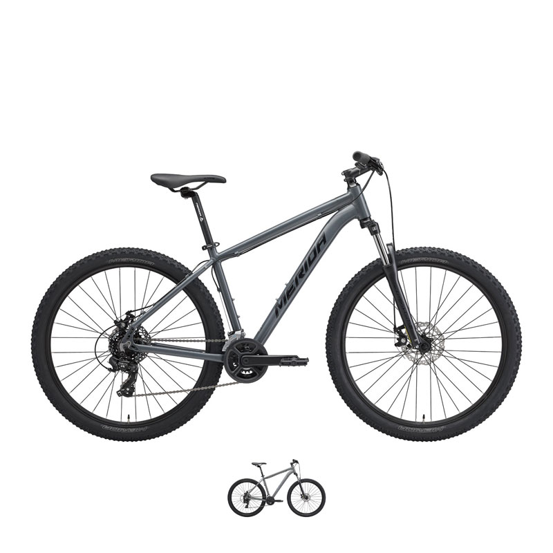 商品説明BIG.SEVEN 20-MDメカニカルディスクブレーキ搭載&27.5”ホイールで気軽にMTBを楽しめる、エントリーモデルSR SUNTOUR製80mmトラベルサスペンションとメカニカルディスクブレーキを採用したMERIDA27.5”マウンテンバイクのエントリーモデル。27.5”ホイールならではの軽量かつ優れた加速性能やハンドリングと、26インチに比べて高い巡航性能が街乗りでもオフロードでも走りに楽しさと余裕を与える。スペックフレームBIG.SEVEN SPEEDフォークSR Suntour XCE28 80ヘッドセットFSA No.10リアサスペンションN.AギヤクランクProwheel TM-CY01 36-22T L:170mm(S/M), L:175mm(L)BBセットFSA TH-7420STF.ディレーラーSHIMANO ALTUS FD-M315R.ディレーラーSHIMANO Tourney RD-TY300F/RシフターSHIMANO ST-EF505F.ブレーキセットTektro MD-M280R.ブレーキセットTektro MD-M280ブレーキローターSHIMANO SM-RT10 160mm centerlockリムMERIDA CCチューブレス対応-スポークSteel 14GF.ハブShimano HB-TX505R.ハブShimano FH-TX505F/R タイヤMERIDA K1080 27.5x2.2" wiredギヤSHIMANO CS-HG210 12-32T 7SチェーンKMC Z7ハンドルバーMERIDA CC 580 WHB 15 RHBハンドルステムMERIDA CC 31.8 DSH 6 ASD L;70mm(S), 90mm(M/L)サドルMERIDA SPORT COMFORTシートピラーMERIDA CC 27.2 DSP 15 SSBシートクランプMERIDA COMP QRペダルVP VPE-536チューブ・バルブ仏式バルブ付属品ベル、ロック、リフレクター重量13.8kg(M)※製品の価格や仕様については予告なく変更になる場合がございます。ジオメトリーFRAME SIZE384347SEAT TUBE（ST)381432470TOP TUBE（TT)560575585CHAIN STAYS（CS)430430430HEAD TUBE ANGLE（HTA)7070.570.5SEAT TUBE ANGLE（STA)73.57373BOTTOM BRACKET DROP（BD)535353HEAD TUBE LENGTH（HT)105115125FORK LENGTH（FO)490490490REACH（R)383389396STACK（S)598609619STAND OVER HEIGHT（SH)686731764自転車を安全・快適にご使用いただくために●自転車を安全で快適にご使用いただくために、お近くの自転車店にて定期的な点検をしてください。●ご使用中に自転車の不具合を感じた時は、直ちに使用を中止し自転車店にご相談ください。●不具合の早期発見、事故を未然に防ぐためにも、乗車前に点検と確認を行ってください。※画像はサンプルです。掲載情報はモデル発表当時のものです。最新情報はメーカーサイトもあわせてご確認ください。※仕様・外観・価格は、改良のため予告なく変更される場合がございます。※商品はお取り寄せのため、メーカー代理店の在庫状況によりご用意できない場合がございます。※お取り寄せ商品のため、不良品以外の返品・交換はお断りいたします。以上、予めご了承いただきますようお願いいたします。