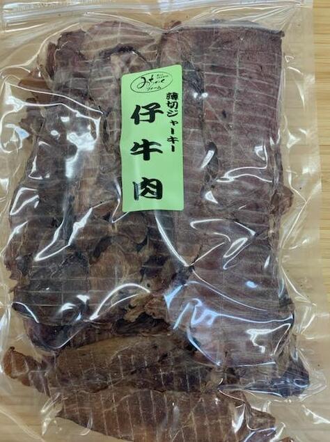 みちのくファーム 【薄切ジャーキー】仔牛肉 200g犬用 bujksn200 ペット おやつ みちのくファームのこだわりの厚さでスライスした「薄切ジャーキー」。 牛肉の旨味たっぷり仔牛肉で新登場。 【原材料】 北海道産 仔牛肉 ※自然素材につき形・サイズにバラつきがございます。 ●メール便、定形外使用できません。 ●沖縄・離島 発送できません。 ●ご注文時のタイミングで在庫切れの場合がございます。 その場合入荷までお時間をいただくことがございます。 また、廃盤となっている場合もございますその際はご注文をキャンセルさせて頂く事がございます、ご了承ください。