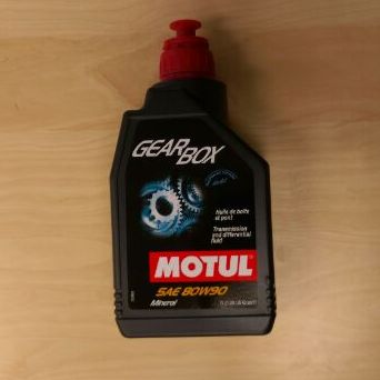 MOTUL GEARBOX 80W90 超微粒の二硫化モリブデン配合により、沈殿しにくい特性と耐荷重性の高さを確保。 ギア鳴りを最小限に抑え、過酷な条件下で抜群の性能を発揮します。 二硫化モリブデン配合のマニュアルトランスミッション用オイル 高トルクバイクのギアボックス、ウエットクラッチ及びLSDを除く全てのギアボックスに対応 ベースオイル:鉱物油 用途:バイク用、自動車用 SAE粘度:80W90 API 標準規格:API GL-4/GL-5 メーカーアプルーバル:MIL-L-2105D 内容量:1L こちらの商品はメール便発送できません。 3374650011448 100099 ※ご注文時のタイミングで在庫切れの場合がございます。 その場合入荷までお時間をいただくことがございます。 ご了承ください。 ※予告なくパッケージの変更がございます。