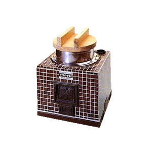 この商品と関連のある商品【個人宅配送不可】イソライトかまど 単式4号【受注生産品】イソライトかまど 単式3号【個人宅配送不可】イソライトかまど 100型二連式【個人宅配送不可】イソライトかまど 標準二連式【個人宅配送不可】イソライトかまど 160型二連式イソライトかまど 単式5号【個人宅配送不可】イソライトかまど 単式5号【個人宅配送不可】◆能登半島でとれる珪藻土を原料とする特殊耐火断熱レンガを炉材に使用し、高い保温効果と　耐久性を兼ね備えた本格派かまどです。● 現代人の食生活では味わいにくい「昔ながらの味」を!　 ふるさとの味でもてなしたい方も、ふるさとの味を思い出したい方にも● 町・村おこしイベントに!　 郷愁を求める方々に、かまどを使って郷土料理のおもてなし● お店のPRポイントにも!　 レトロな雰囲気でお店の空間を演出。 かまどを使った本格料理は宣伝効果抜群(様々な用途)ご飯・赤飯・うどん・そば・おもちなどの料理や、炊く・蒸す・煮る茄でるなどの調理に!(経済性は抜群)身近なゴミ・新聞・雑誌・木クズなど、どんどん燃やせて便利です昔はカマドも、各家庭で作ってもらうのが当り前だったのですが、現在カマドを作れる人は大変少なくなっています。完成していますので、後は煙突をつければすぐ使えます。これで、山菜やたけのこなどの炊き込みやご飯を炊いたりと、ガスや電気では真似できない味をご賞味下さい!※販売価格には設置費用は含まれて下りません※写真の羽釜・木ぶたは商品に含まれません■■■■■■■■■■■■■■■■■■　　注意事項　　■■■■■■■■■■■■■■■■■■※こちらの商品は、離島、僻地への配送不可(北海道は別途お見積り)となります。　4tトラックが通行できない地域・個人宅様宛てへの配送はできませんので　西濃運輸の営業所留めにてご案内致します。※こちらの商品は重量物で車上渡しとなりますのでリフトのご準備が必要です。※こちらの商品は特殊商品のため生産状況により納期にお時間がかかる場合があります。　都度納期が変わりますのでお急ぎの場合はお手数ですがお問い合わせください。注文について注意事項メーカー(提携先)からの直送となります。稀ではございますが欠品時は変動する場合もございますので、正確な納期はご注文の確認メールにてご案内させていただきます。