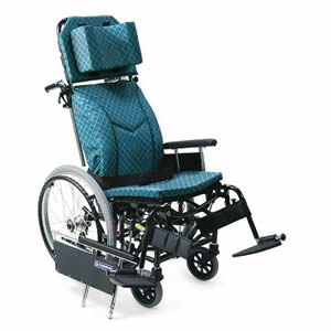 　カワムラサイクル KXシリーズ ティルティング&リクライニング 自走介助兼用 KX22-42Nカワムラサイクル KXシリーズ ティルティング&リクライニング 自走介助兼用 KX22-42Nカワムラサイクルの乗り心地抜群の衝撃吸収システムを採用した車いすです。ティルティング機能&リクライニング機能により、拘束ゼロで座位保持がしやすくなります。*************●シートカラーをお選びいただけます No99(シアンレザー/ビニールレザー) A13(濃紺チェック/ポリエステル) No47(本革調 緑/ビニールレザー)※注文時にご指定ください*************※こちらの商品はメーカーからの直送となります。欠品時には納期にお時間をいただく場合がございますので　お手数ですが急ぎの場合はお問い合わせください。注文について注意事項メーカー(提携先)からの直送となります。稀ではございますが欠品時は変動する場合もございますので、正確な納期はご注文の確認メールにてご案内させていただきます。